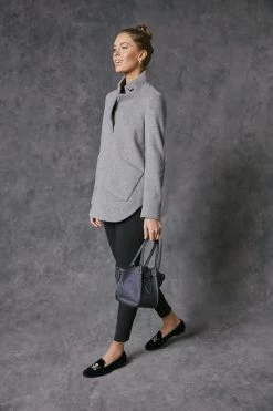 Thompson Twist Huggie Hoops -Vogue Vista Clothing 1EfXzFZxR8hcKM7pHRP6JdVVJgQ0WUaF 1