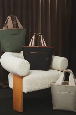 Black Nylon Tote Bag -Vogue Vista Clothing PIWWe5RG0fu59iZ4CWEuxBKMtps2K4lk 1