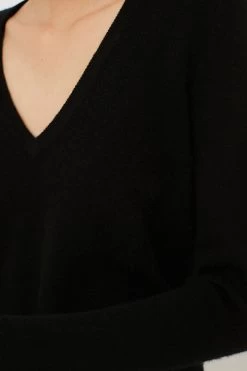 Black Cashmere V-Neck Sweater 11 Black Cashmere V-Neck Sweater -Vogue Vista Clothing dhlurOr8Fw0JyPNNIk6t0fTzou5U59li 1